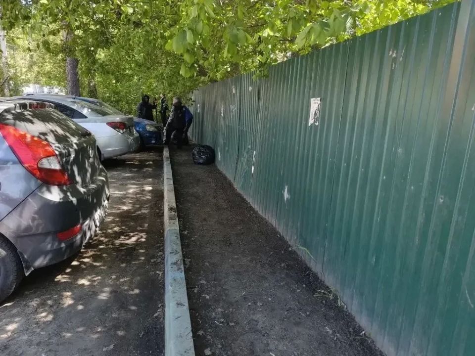 На территории Центрального района продолжается работа по уборке прилегающих территорий к предприятиям потребительского рынка и социально-значимым объектам На территории Центрального района продолжается работа по уборке прилегающих территорий к предприятиям потребительского рынка и социально-значимым объектам