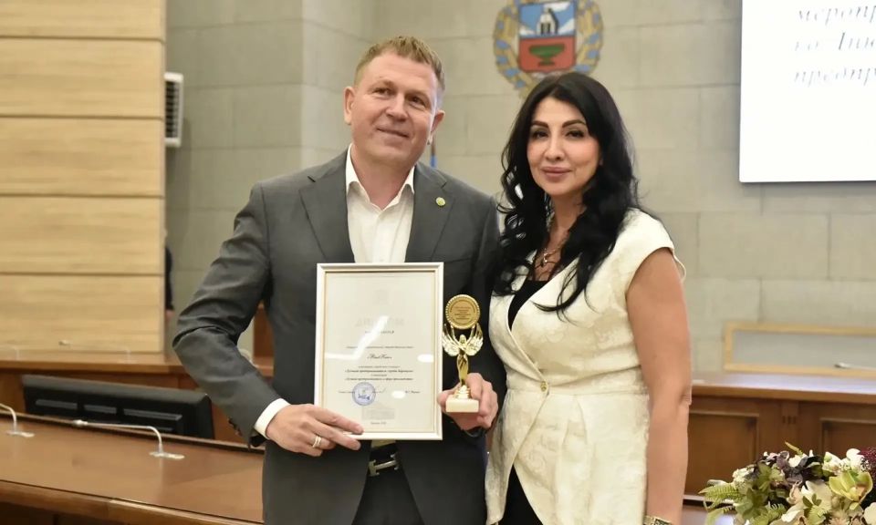 От имени главы города Вячеслава Франка поздравил присутствующих с профессиональным праздником заместитель главы администрации города по экономической политике Сергей Рябчун От имени главы города Вячеслава Франка поздравил присутствующих с профессиональным праздником заместитель главы администрации города по экономической политике Сергей Рябчун