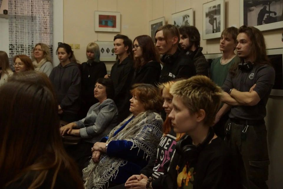 «На мой дом летит комета»: фотовыставка о прощании с детством открылась в Барнауле «На мой дом летит комета»: фотовыставка о прощании с детством открылась в Барнауле