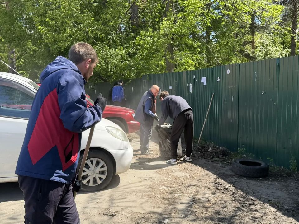 На территории Центрального района продолжается работа по уборке прилегающих территорий к предприятиям потребительского рынка и социально-значимым объектам На территории Центрального района продолжается работа по уборке прилегающих территорий к предприятиям потребительского рынка и социально-значимым объектам