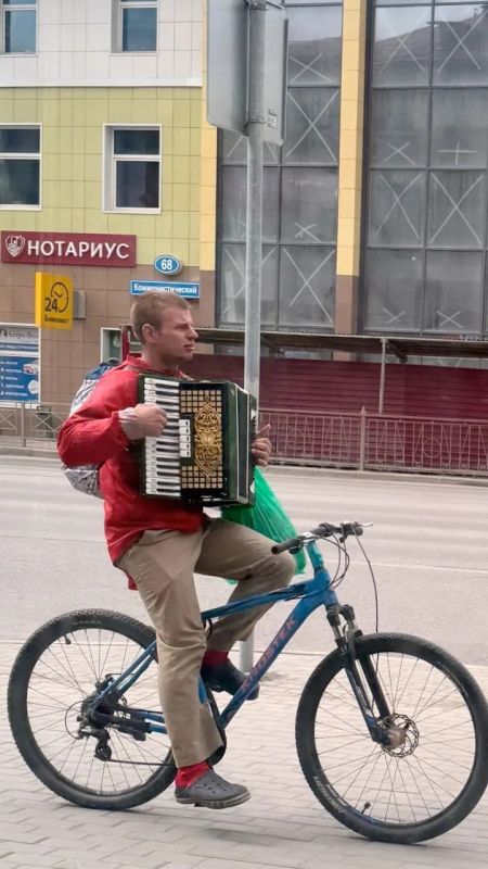 Играющий на баяне велосипедист попал под машину на Алтае