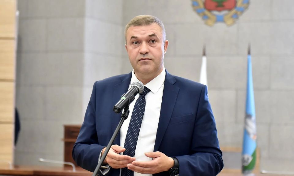 От имени главы города Вячеслава Франка поздравил присутствующих с профессиональным праздником заместитель главы администрации города по экономической политике Сергей Рябчун От имени главы города Вячеслава Франка поздравил присутствующих с профессиональным праздником заместитель главы администрации города по экономической политике Сергей Рябчун