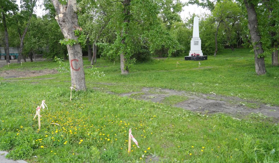 Дорогие бийчане!. В сквере при обелиске на месте расстрела подпольной организации Петра Мерлина начались работы