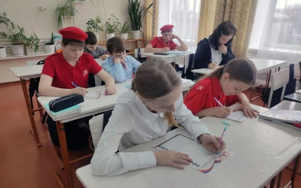 Юнармейцы Алтайского края отправили письма поддержки бойцам Юнармейцы Алтайского края отправили письма поддержки бойцам