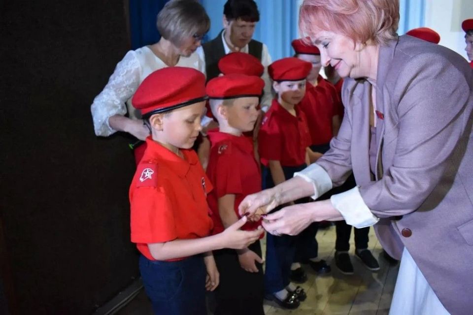 Ирина Солнцева вручила юнармейские значки школьникам Поспелихинского района