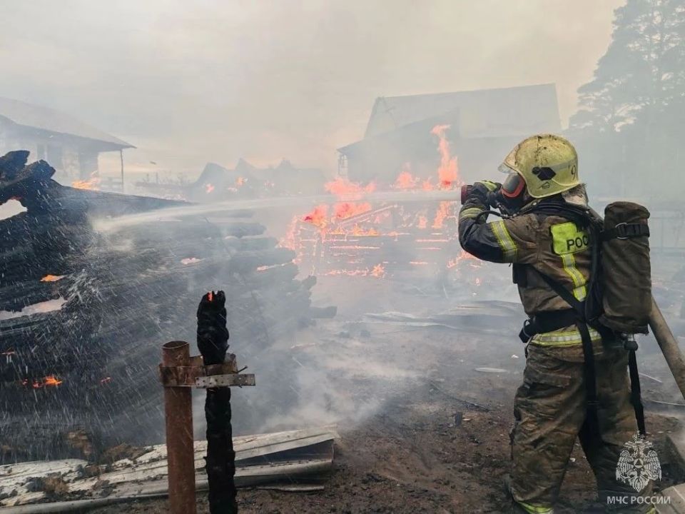 Идёт ликвидация пожара . В Барнауле, в садоводстве Лесное, пожарно-спасательные подразделения первого отряда ликвидируют пожар Идёт ликвидация пожара . В Барнауле, в садоводстве Лесное, пожарно-спасательные подразделения первого отряда ликвидируют пожар