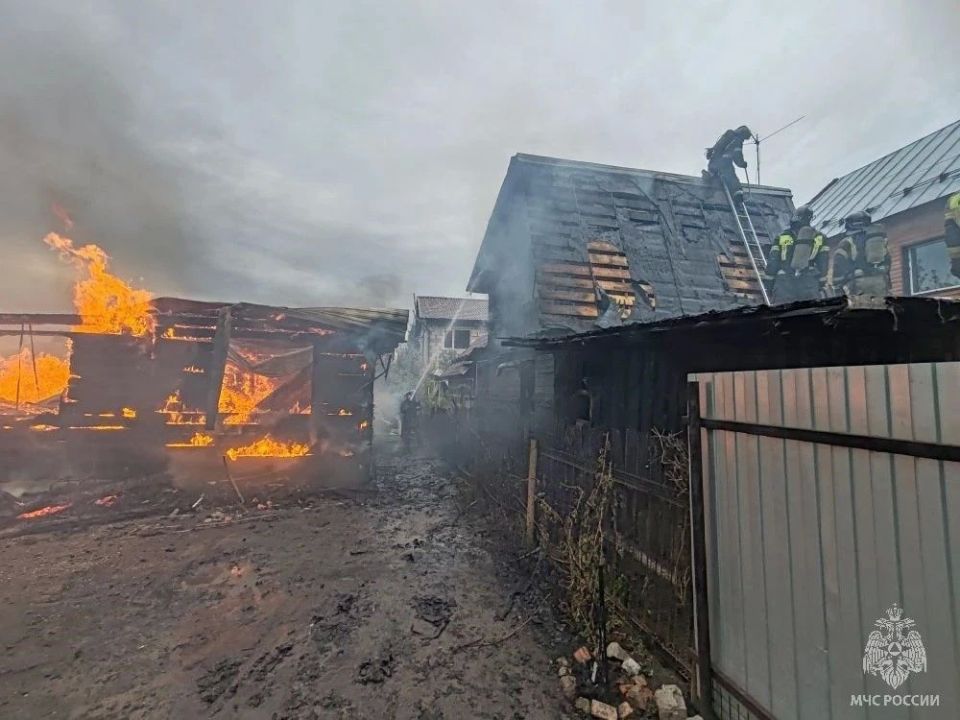 Идёт ликвидация пожара . В Барнауле, в садоводстве Лесное, пожарно-спасательные подразделения первого отряда ликвидируют пожар Идёт ликвидация пожара . В Барнауле, в садоводстве Лесное, пожарно-спасательные подразделения первого отряда ликвидируют пожар