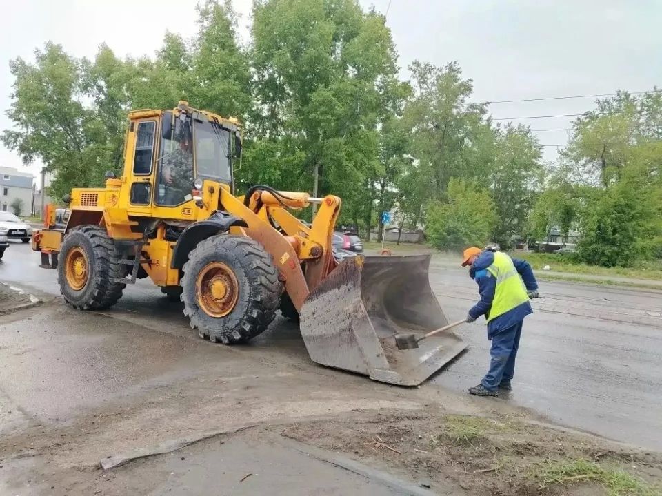 В Барнауле приводят в порядок участки вдоль обочин дорог В Барнауле приводят в порядок участки вдоль обочин дорог