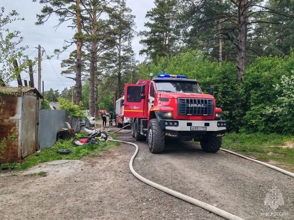Дома горят в барнаульском садоводстве Дома горят в барнаульском садоводстве