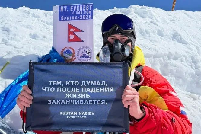 Россиянин впервые в истории на одних руках покорил Эверест