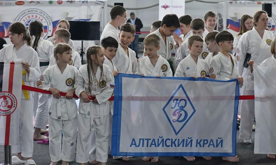 Спортсменов от лица Губернатора Алтайского края Виктора Томенко приветствовал заместитель Председателя Правительства Алтайского края - руководитель Администрации Губернатора и Правительства Алтайского края Виталий Снесарь Спортсменов от лица Губернатора Алтайского края Виктора Томенко приветствовал заместитель Председателя Правительства Алтайского края - руководитель Администрации Губернатора и Правительства Алтайского края Виталий Снесарь