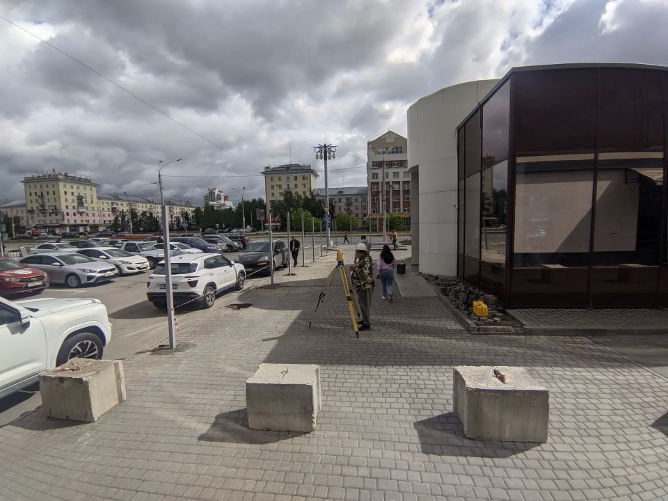 Ты не пройдешь! Стройка нового ЦУМа в Барнауле поглотила тротуар Ты не пройдешь! Стройка нового ЦУМа в Барнауле поглотила тротуар