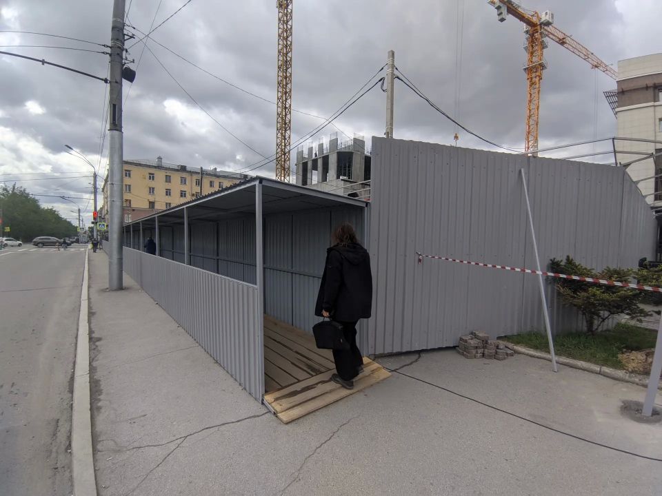 Ты не пройдешь! Стройка нового ЦУМа в Барнауле поглотила тротуар Ты не пройдешь! Стройка нового ЦУМа в Барнауле поглотила тротуар