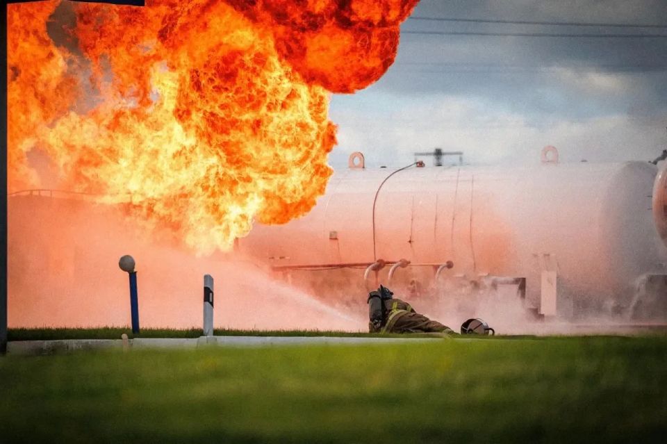 Пожар на газовой автозаправке произошел в Барнауле Пожар на газовой автозаправке произошел в Барнауле