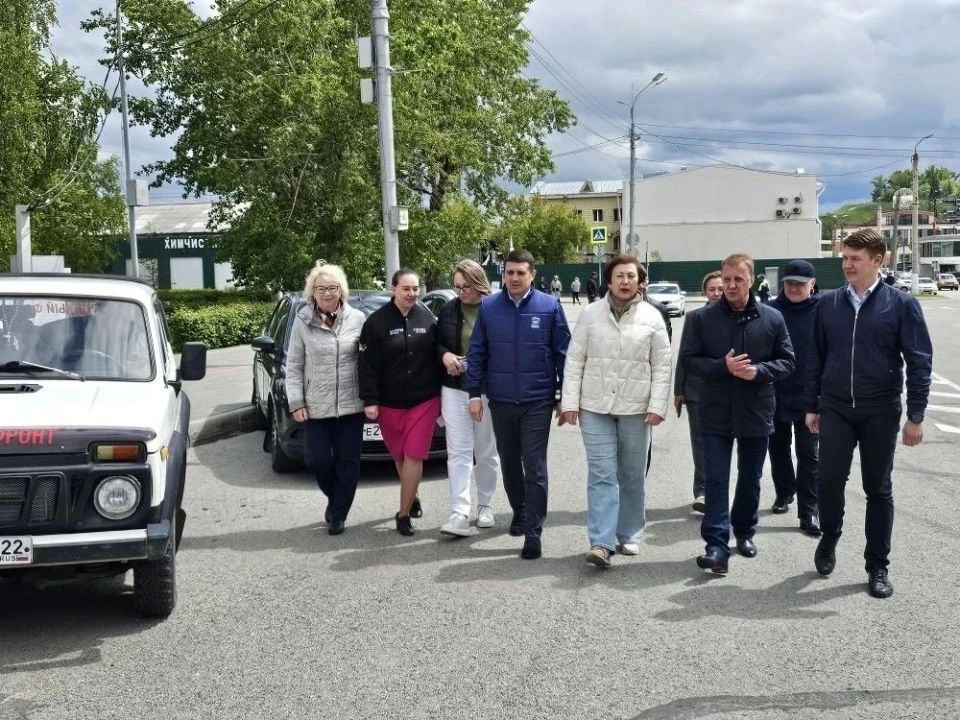 Из Барнаула в зону СВО отправили новую партию автомобилей и гуманитарной помощи Из Барнаула в зону СВО отправили новую партию автомобилей и гуманитарной помощи