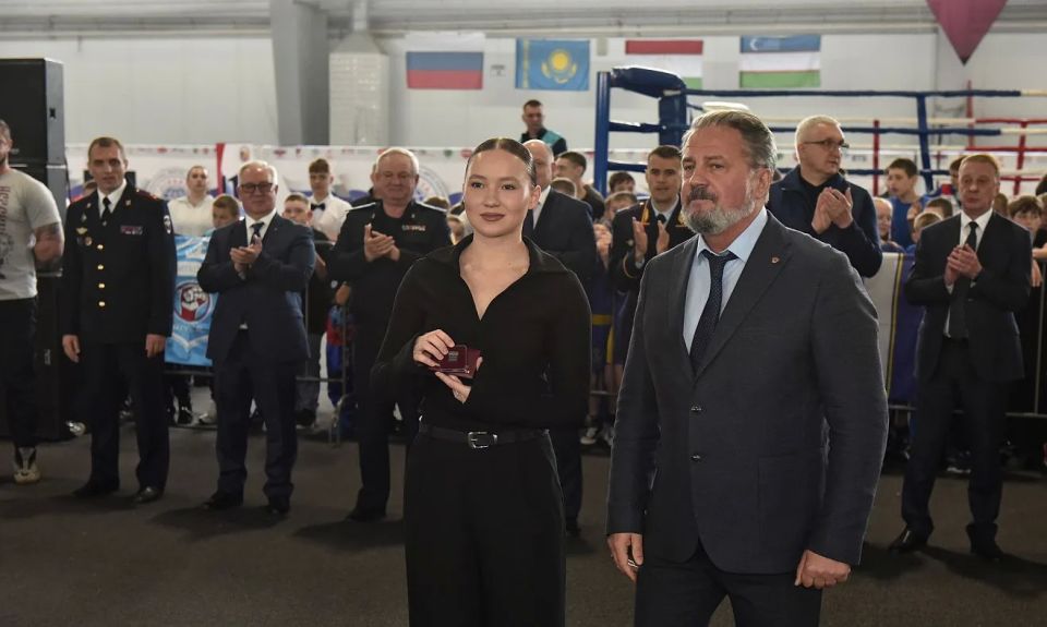 Спортсменов от лица Губернатора Алтайского края Виктора Томенко приветствовал заместитель Председателя Правительства Алтайского края - руководитель Администрации Губернатора и Правительства Алтайского края Виталий Снесарь Спортсменов от лица Губернатора Алтайского края Виктора Томенко приветствовал заместитель Председателя Правительства Алтайского края - руководитель Администрации Губернатора и Правительства Алтайского края Виталий Снесарь