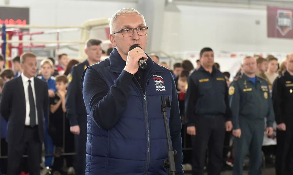 Спортсменов от лица Губернатора Алтайского края Виктора Томенко приветствовал заместитель Председателя Правительства Алтайского края - руководитель Администрации Губернатора и Правительства Алтайского края Виталий Снесарь