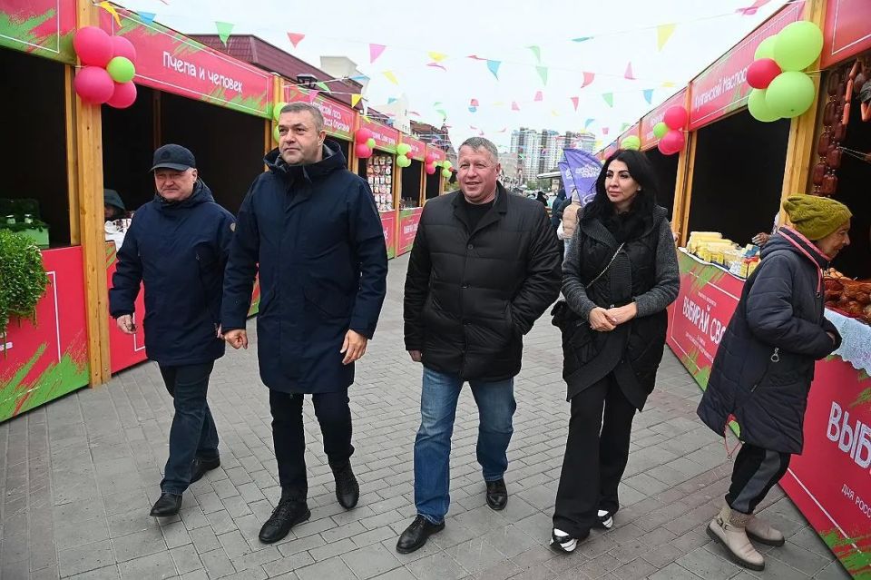 В Барнауле проходит масштабная ярмарка продукции местных производителей «Выбирай своё!» В Барнауле проходит масштабная ярмарка продукции местных производителей «Выбирай своё!»