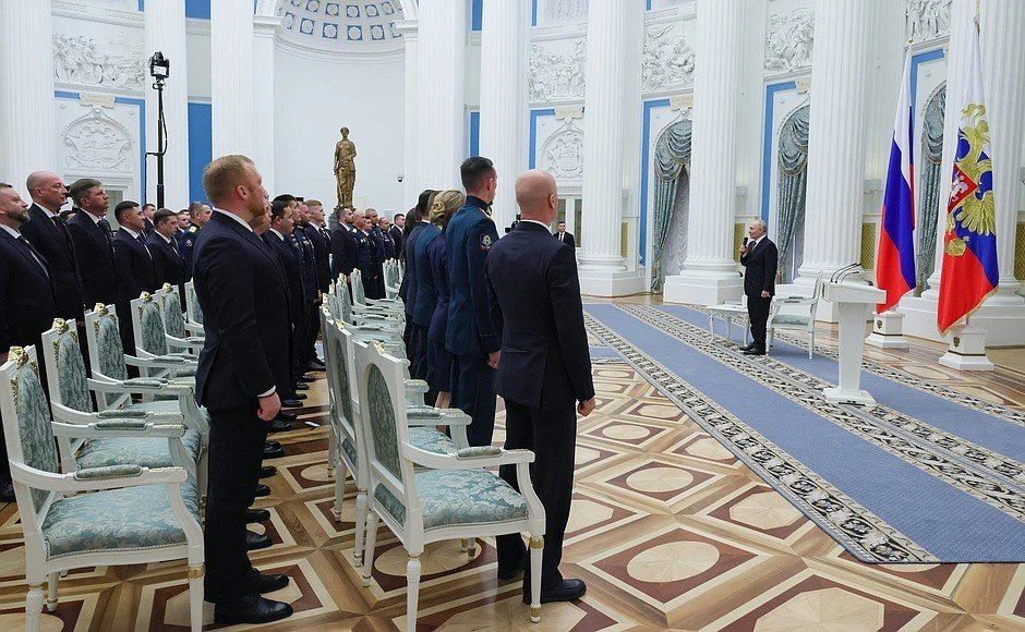 Владимир Путин встретился в Кремле с выпускниками первого потока программы «Время героев» Владимир Путин встретился в Кремле с выпускниками первого потока программы «Время героев»