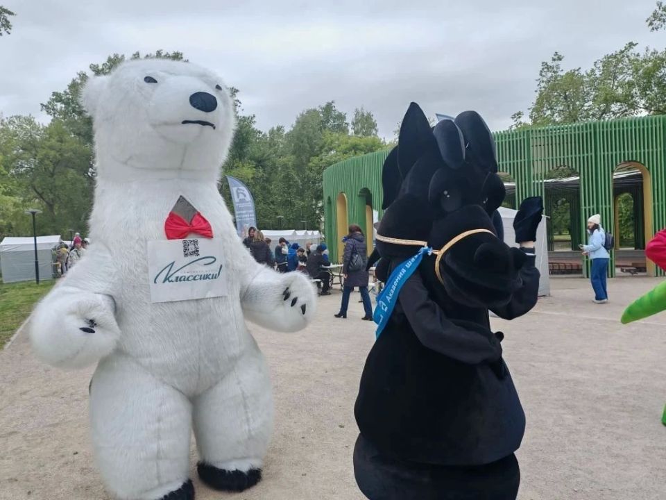 В барнаульском парке «Изумрудный» прошел фестиваль «А, это алтайское» — и без гастрономических очередей там не обошлось В барнаульском парке «Изумрудный» прошел фестиваль «А, это алтайское» — и без гастрономических очередей там не обошлось