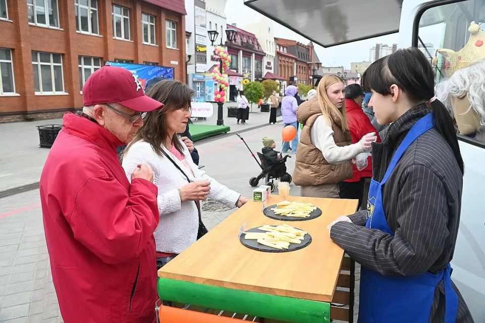 В Барнауле проходит масштабная ярмарка продукции местных производителей «Выбирай своё!» В Барнауле проходит масштабная ярмарка продукции местных производителей «Выбирай своё!»