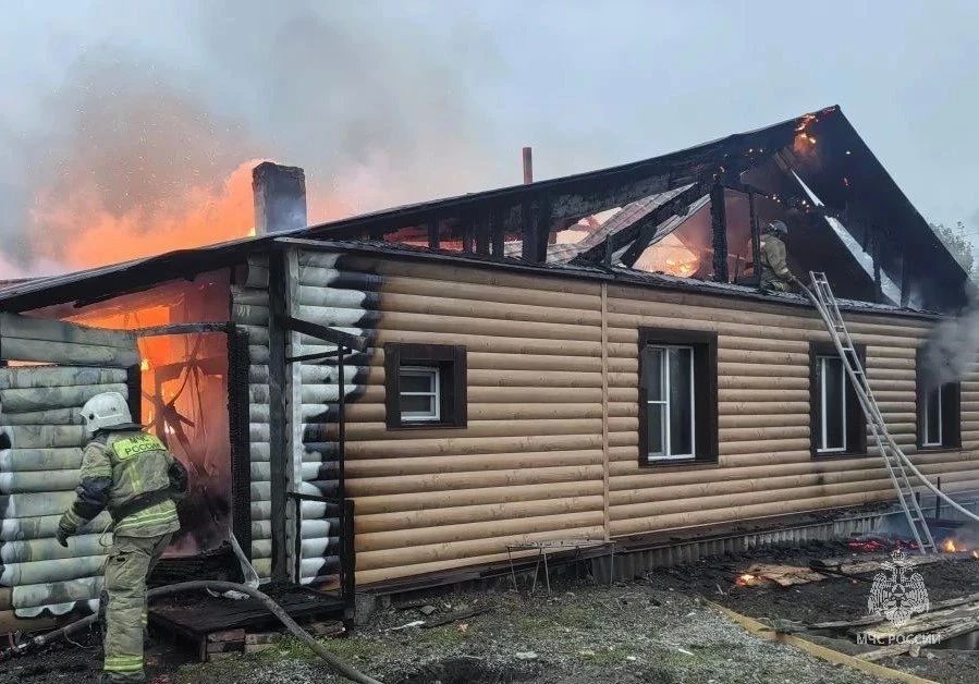В Бийске вспыхнул пожар в трехквартирном жилом доме, сообщили в ГУ МЧС по Алтайскому краю