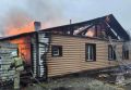В Бийске вспыхнул пожар в трехквартирном жилом доме, сообщили в ГУ МЧС по Алтайскому краю