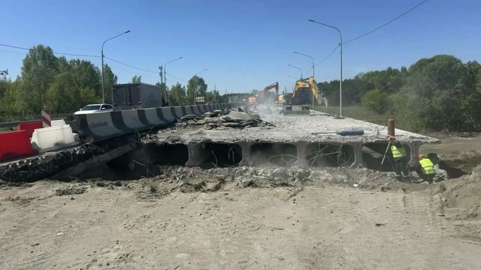 « две смены, в том числе в ночную»