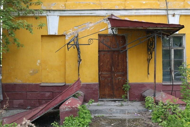 "Может рухнуть". Исторический Горный госпиталь в Барнауле разрушается на глазах "Может рухнуть". Исторический Горный госпиталь в Барнауле разрушается на глазах