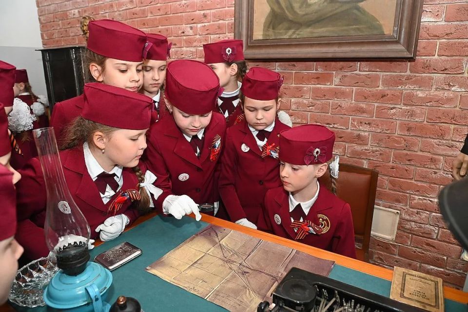 Барнаульские школьники посетили историко-демонстрационный зал Управления ФСБ России по Алтайскому краю Барнаульские школьники посетили историко-демонстрационный зал Управления ФСБ России по Алтайскому краю