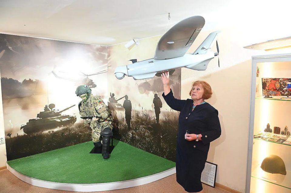 Барнаульские школьники посетили историко-демонстрационный зал Управления ФСБ России по Алтайскому краю Барнаульские школьники посетили историко-демонстрационный зал Управления ФСБ России по Алтайскому краю