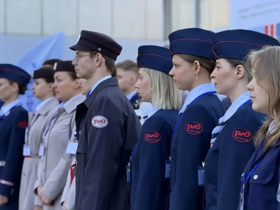 Виктор Томенко: На предприятиях практически всех сфер от сельскохозяйственных до оборонных нужны сейчас специалисты рабочих профессий Виктор Томенко: На предприятиях практически всех сфер от сельскохозяйственных до оборонных нужны сейчас специалисты рабочих профессий