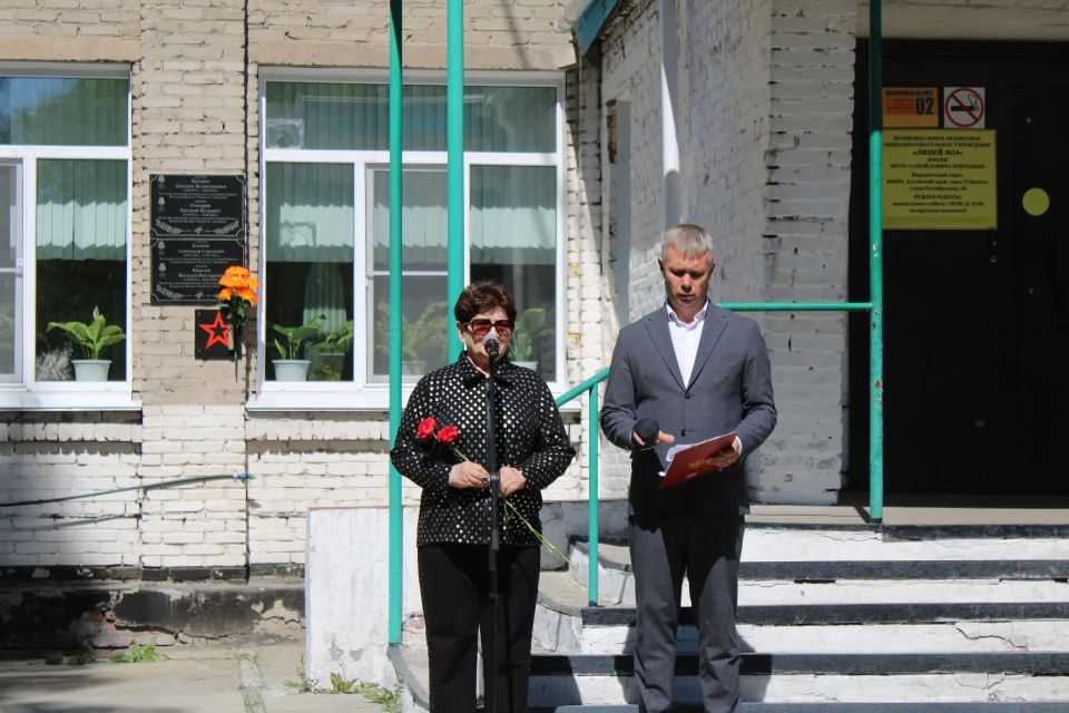 Вечная память Герою: в Рубцовске открыли мемориальную доску Виктору Туренко Вечная память Герою: в Рубцовске открыли мемориальную доску Виктору Туренко