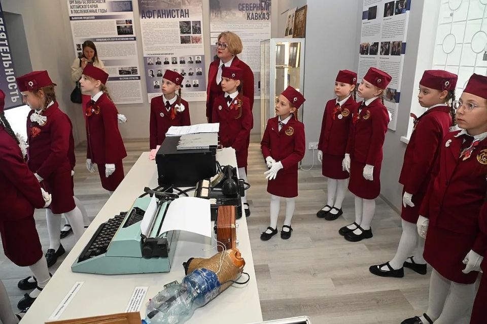Барнаульские школьники посетили историко-демонстрационный зал Управления ФСБ России по Алтайскому краю Барнаульские школьники посетили историко-демонстрационный зал Управления ФСБ России по Алтайскому краю