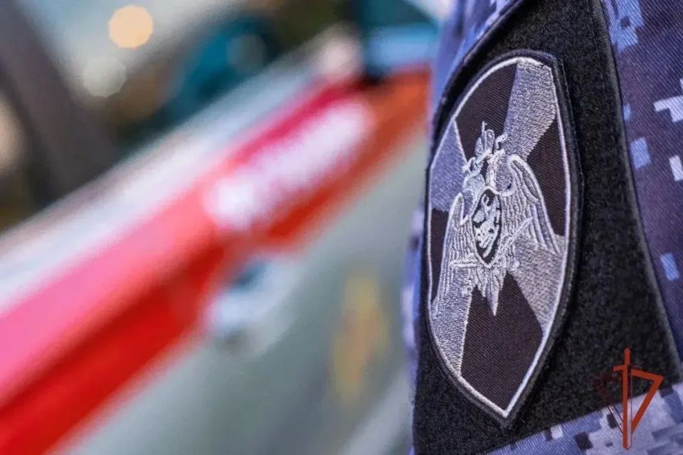 В Алтайском крае росгвардеец спас мужчину, которого во время ремонтных работ придавило автомобилем