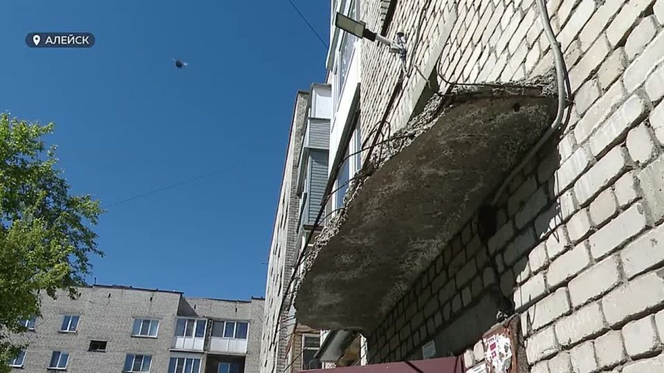 Течет крыша, обрушается фасад и засоряется подвал