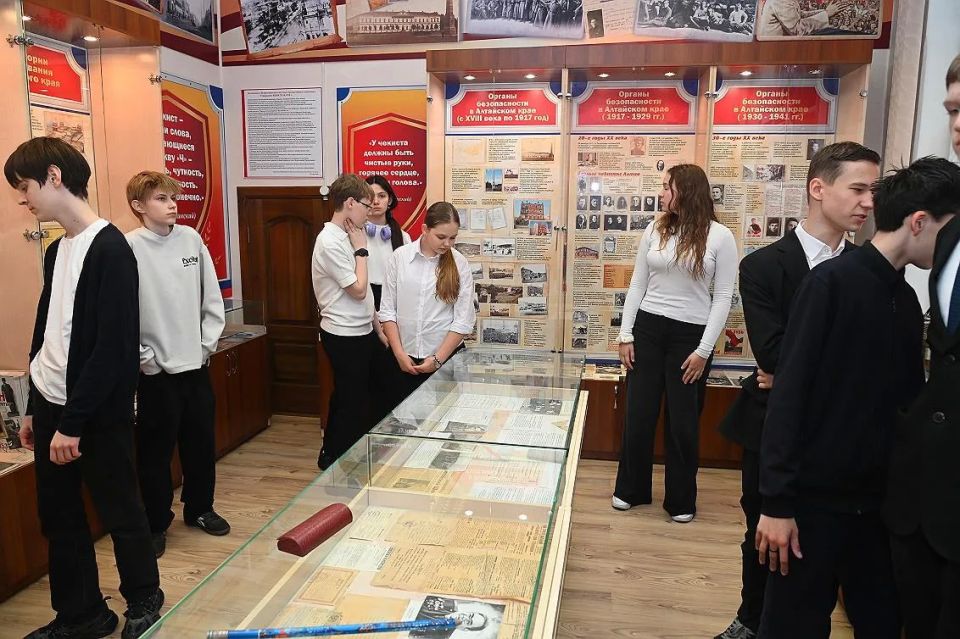 Барнаульские школьники посетили историко-демонстрационный зал Управления ФСБ России по Алтайскому краю Барнаульские школьники посетили историко-демонстрационный зал Управления ФСБ России по Алтайскому краю