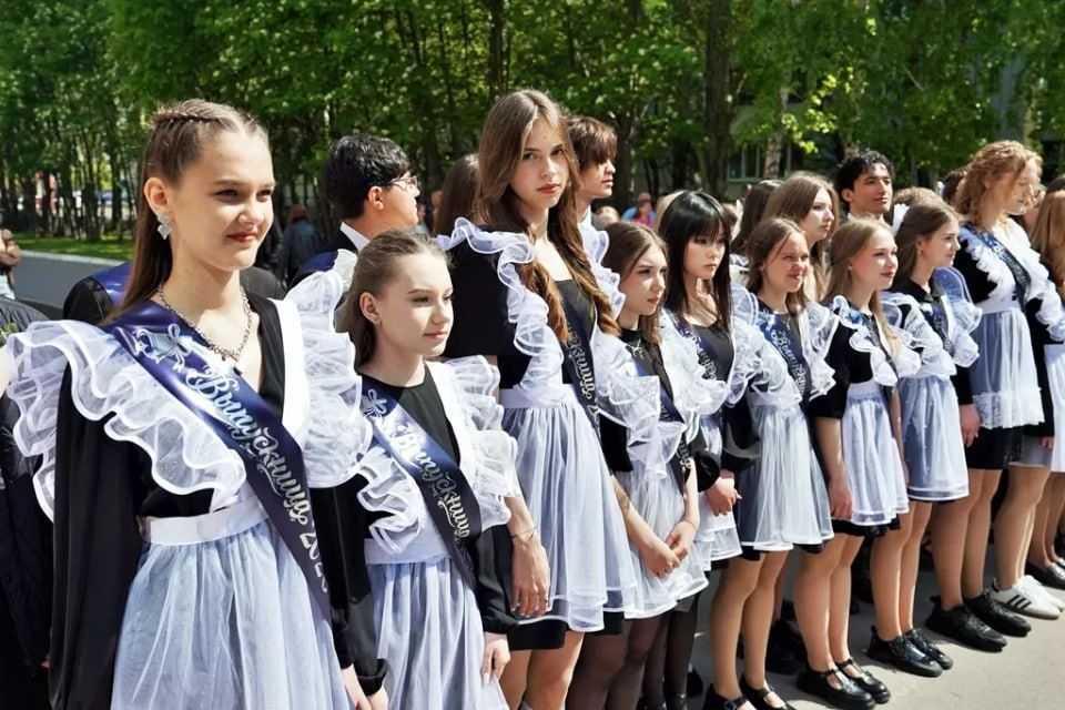 Депутаты городской Думы поздравили барнаульских выпускников с окончанием школы Депутаты городской Думы поздравили барнаульских выпускников с окончанием школы