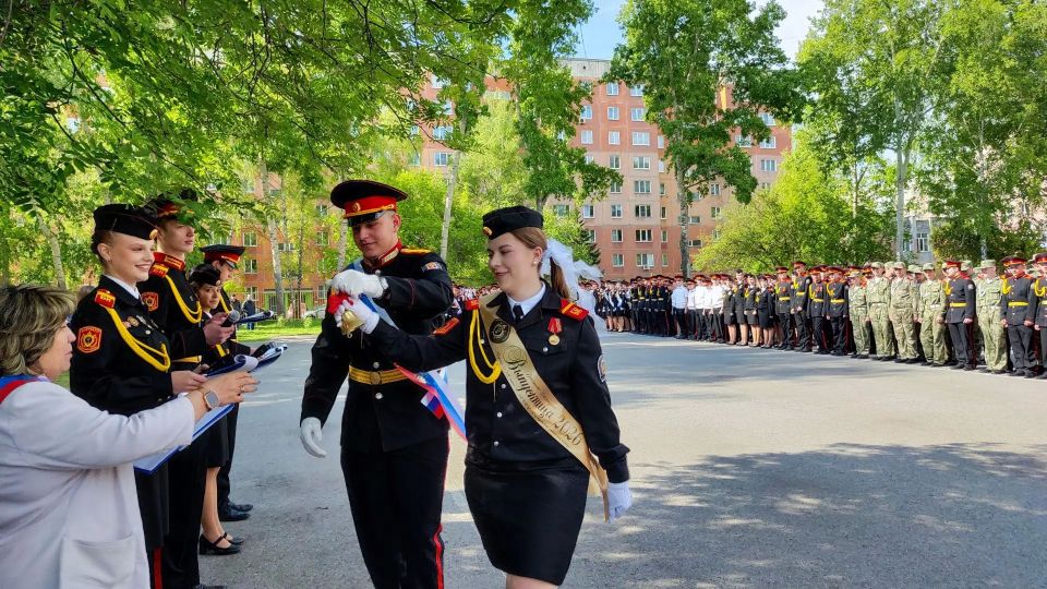 Офицеры СК России по Алтайскому краю поздравили выпускников Барнаульского кадетского корпуса с Последним звонком Офицеры СК России по Алтайскому краю поздравили выпускников Барнаульского кадетского корпуса с Последним звонком