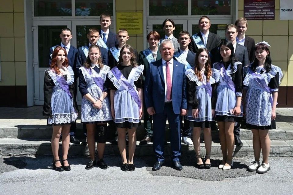 В добрый путь! Александр Романенко поздравил курьинских 11-классников с окончанием школы В добрый путь! Александр Романенко поздравил курьинских 11-классников с окончанием школы