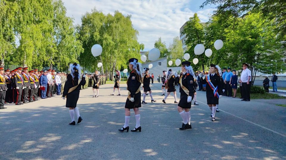 Офицеры СК России по Алтайскому краю поздравили выпускников Барнаульского кадетского корпуса с Последним звонком Офицеры СК России по Алтайскому краю поздравили выпускников Барнаульского кадетского корпуса с Последним звонком