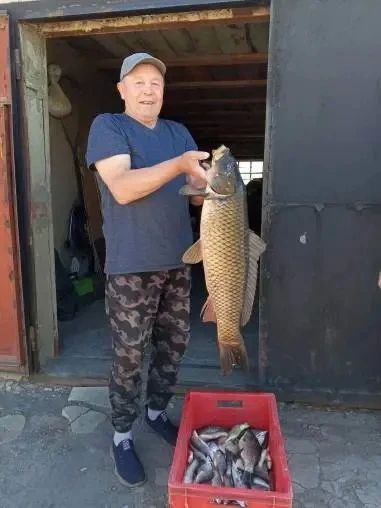 В Славгороде 73-летний рыбак поймал сазана весом 8 кг