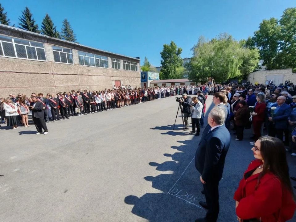 Последние звонки проходят сегодня по всей России Последние звонки проходят сегодня по всей России