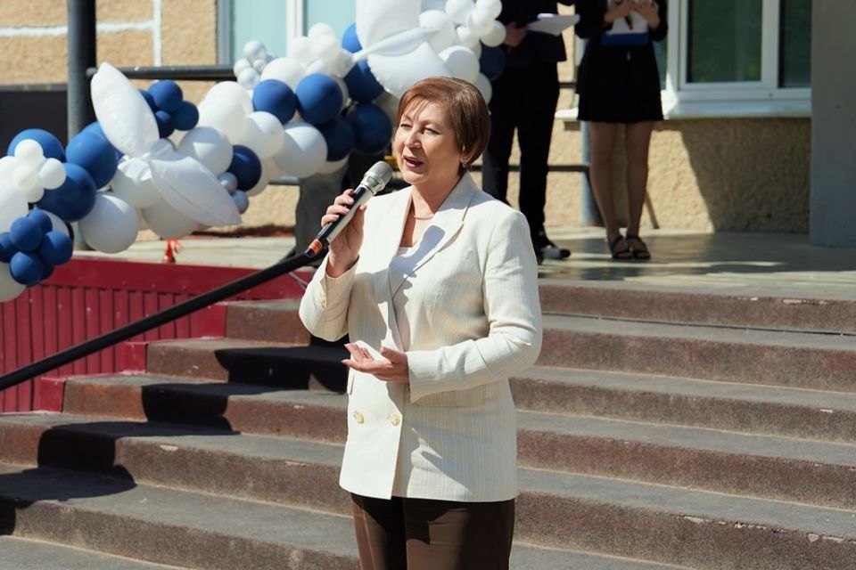 Депутаты городской Думы поздравили барнаульских выпускников с окончанием школы Депутаты городской Думы поздравили барнаульских выпускников с окончанием школы