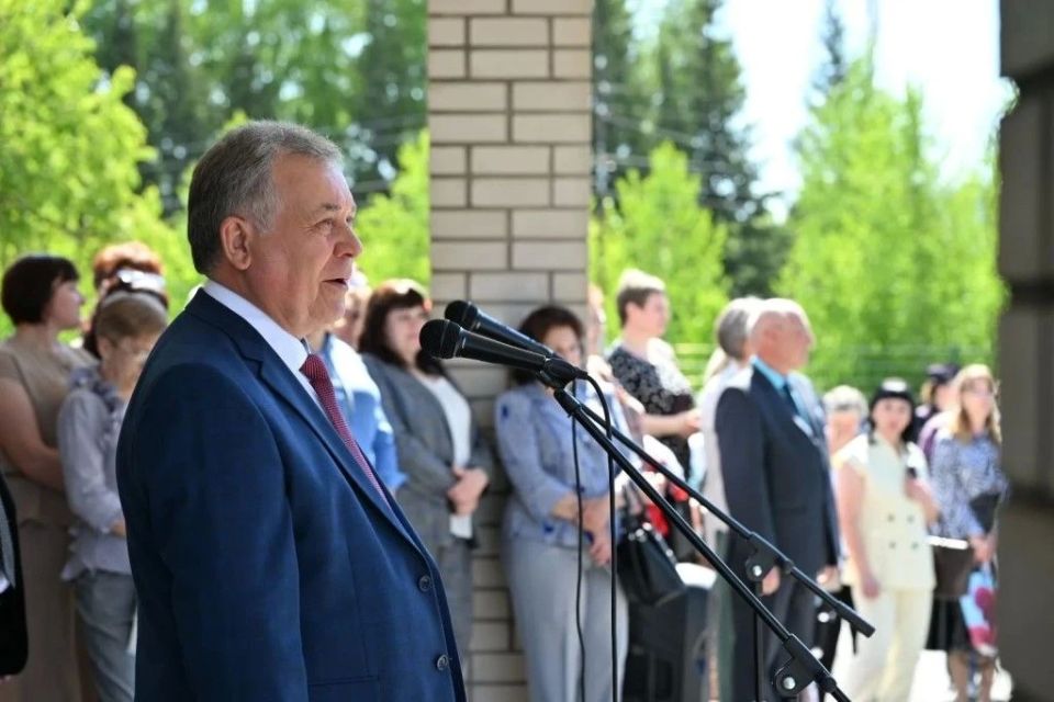В добрый путь! Александр Романенко поздравил курьинских 11-классников с окончанием школы В добрый путь! Александр Романенко поздравил курьинских 11-классников с окончанием школы