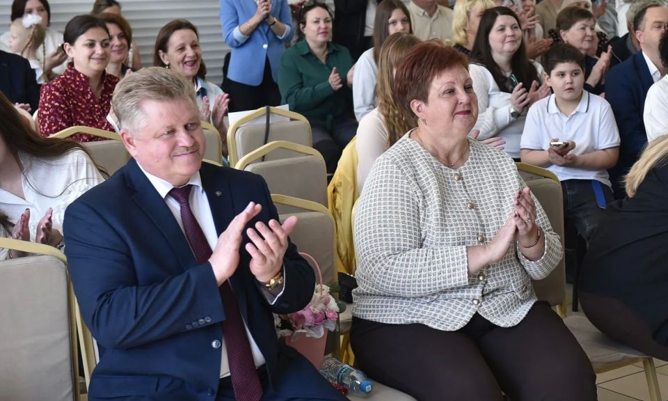 В школах Барнаула прозвенели последние звонки В школах Барнаула прозвенели последние звонки