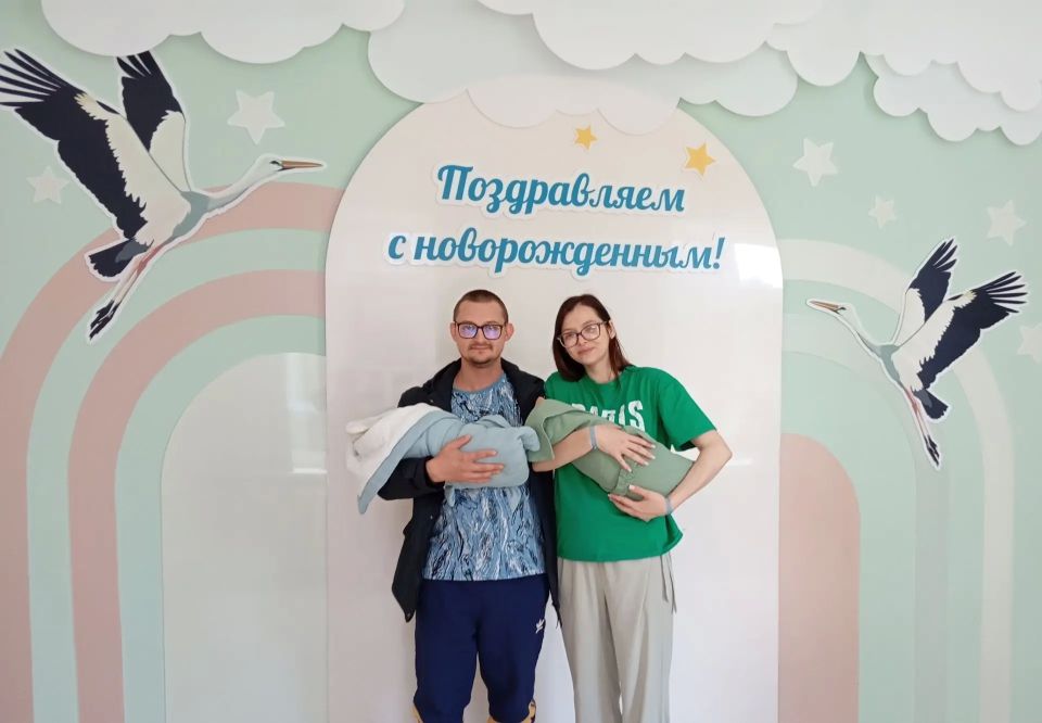 Две молодые семьи из Барнаула стали родителями двойняшек