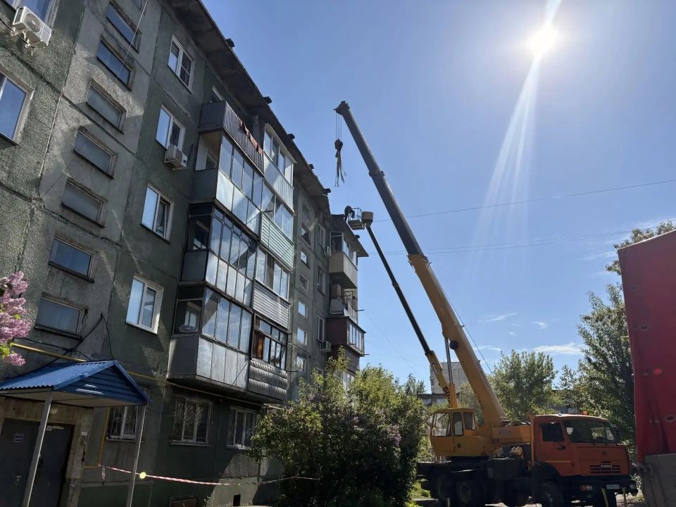 В социальных сетях появилась информация о деформации части плиты крыши дома по адресу: ул. Интернациональная, 225