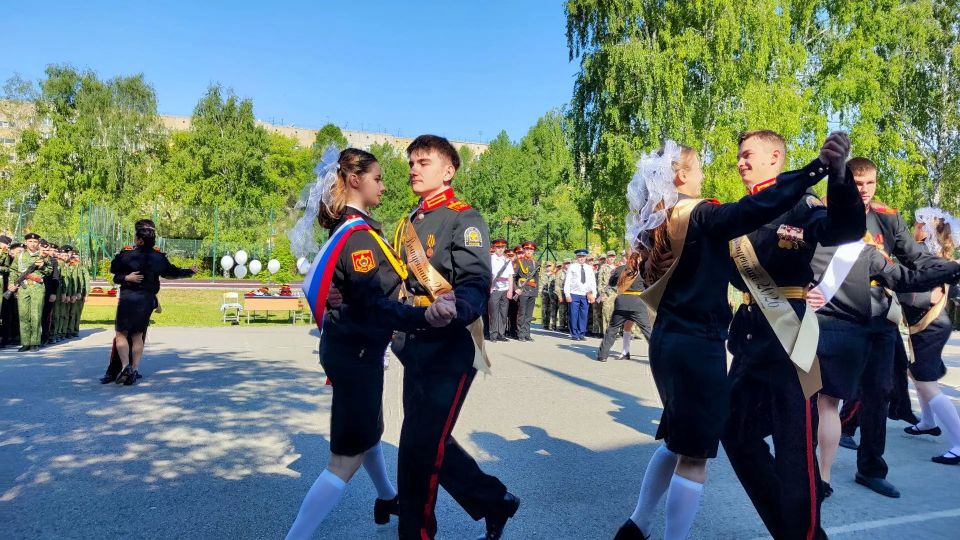 Офицеры СК России по Алтайскому краю поздравили выпускников Барнаульского кадетского корпуса с Последним звонком Офицеры СК России по Алтайскому краю поздравили выпускников Барнаульского кадетского корпуса с Последним звонком