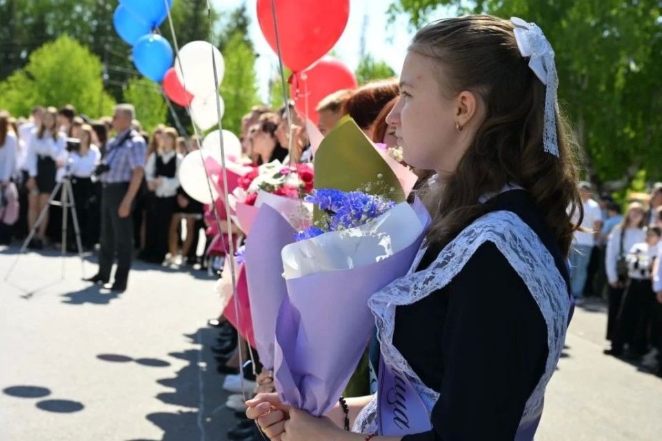 В добрый путь! Александр Романенко поздравил курьинских 11-классников с окончанием школы В добрый путь! Александр Романенко поздравил курьинских 11-классников с окончанием школы